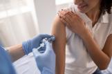 Обязательная вакцинация работников осенью 2023 года: НДФЛ и взносы, учет расходов