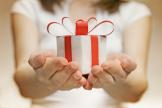 По каким счетам провести стоимость подарков, приобретенных для сотрудников 