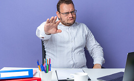 Кому грозит ответственность за ругань на работе?